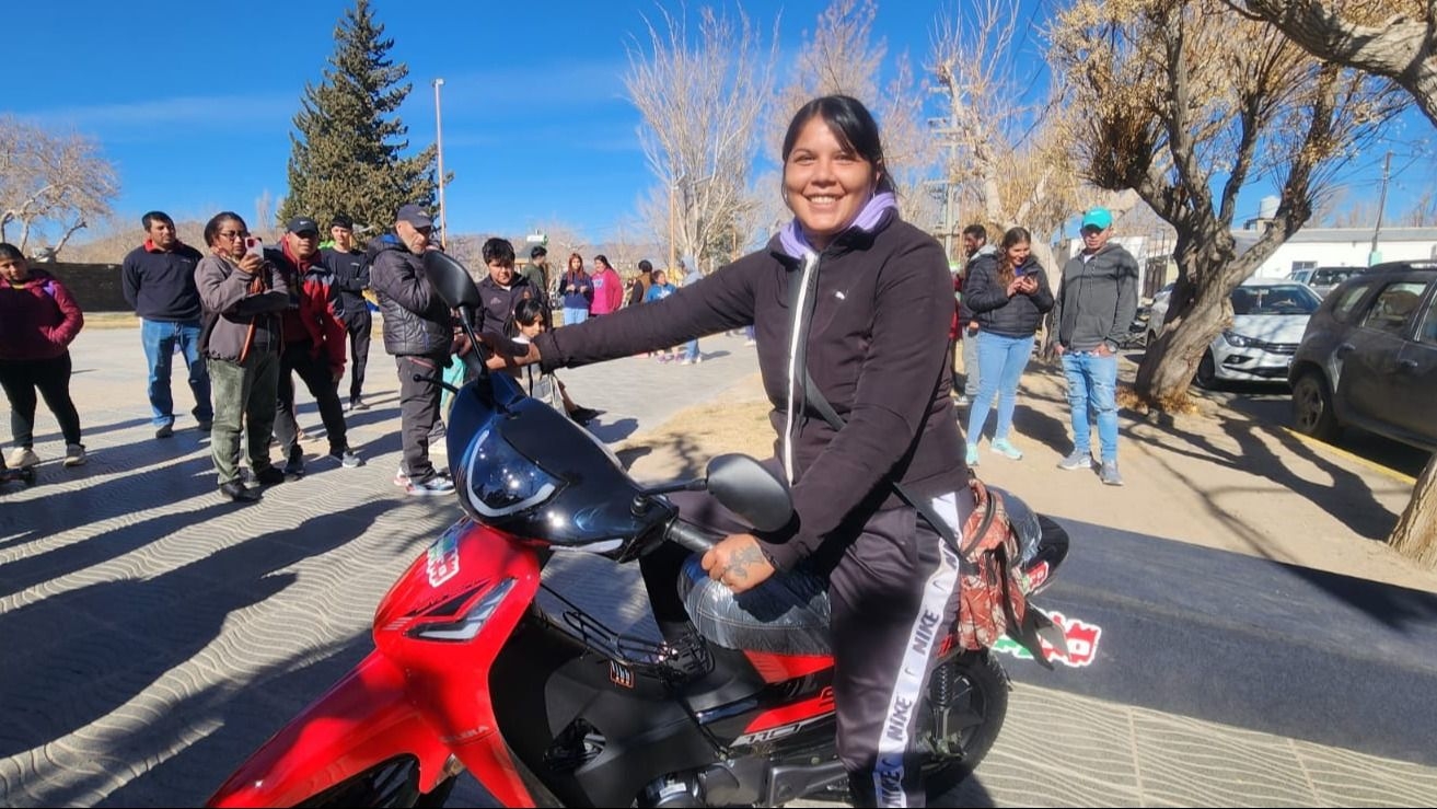GRUPO HUARPE entregó la sexta moto 0km a una joven mamá de Iglesia 