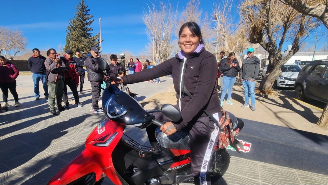 GRUPO HUARPE entregó la sexta moto 0km a una joven mamá de Iglesia 