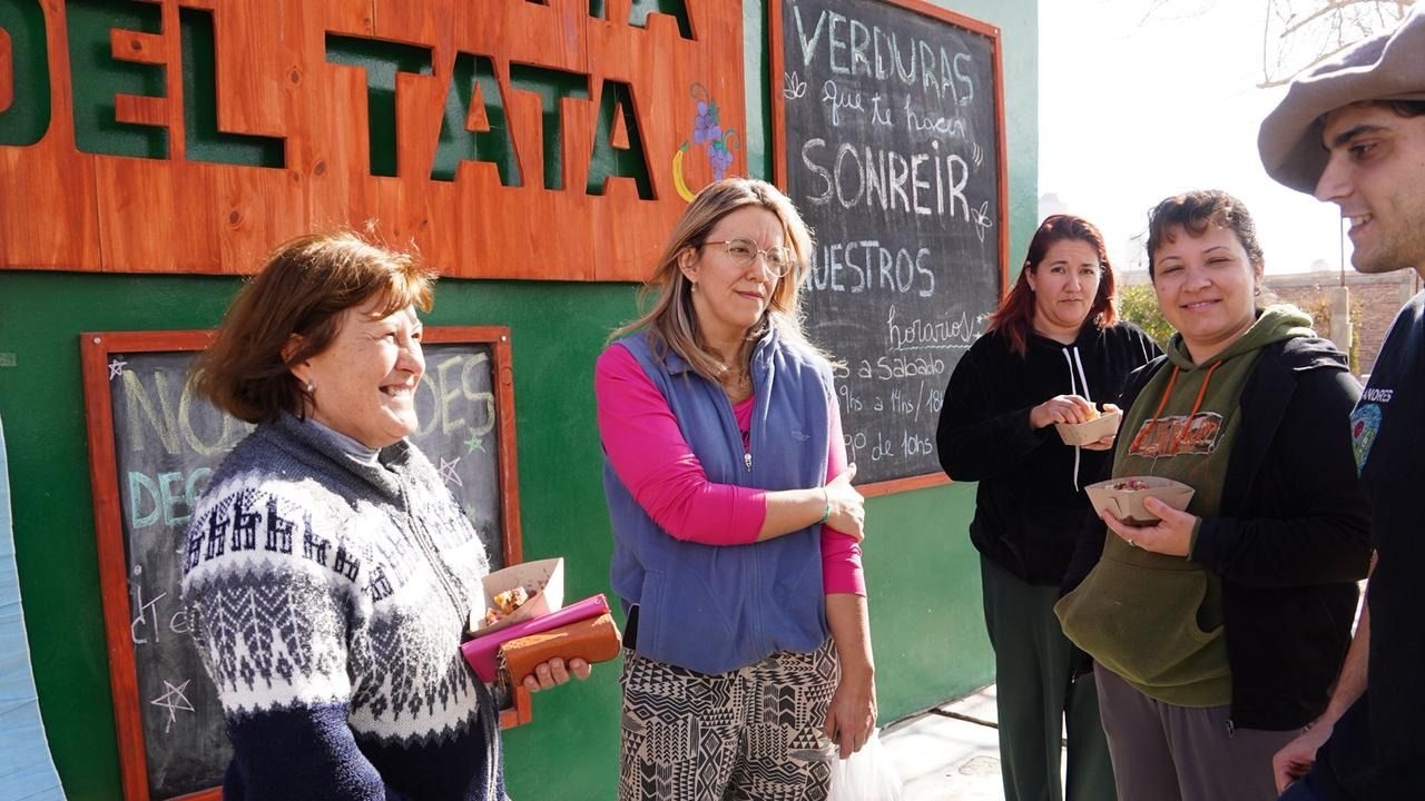 Sorpresa en Pocito: un verdulero regaló a sus clientes un banquete bien patrio 