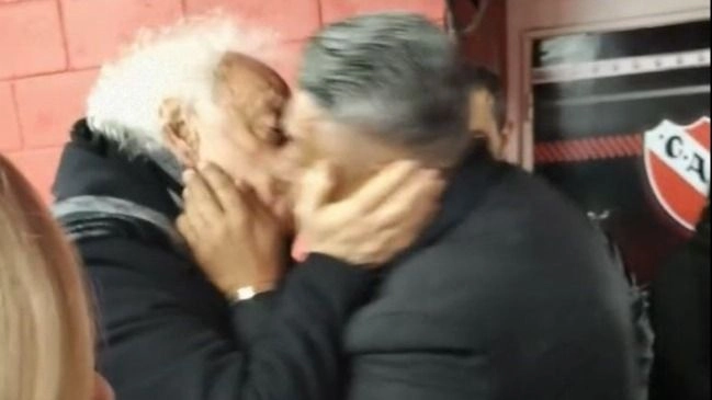 El insólito beso entre Guillermo Coppola y el "Chiqui" Tapia