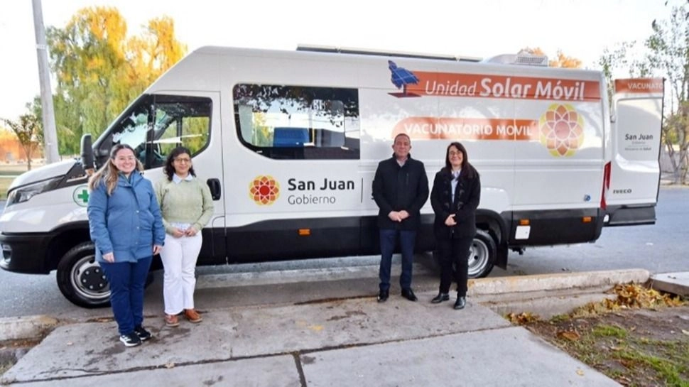 Presentan un vacunatorio móvil solar para ampliar la inmunización en San Juan