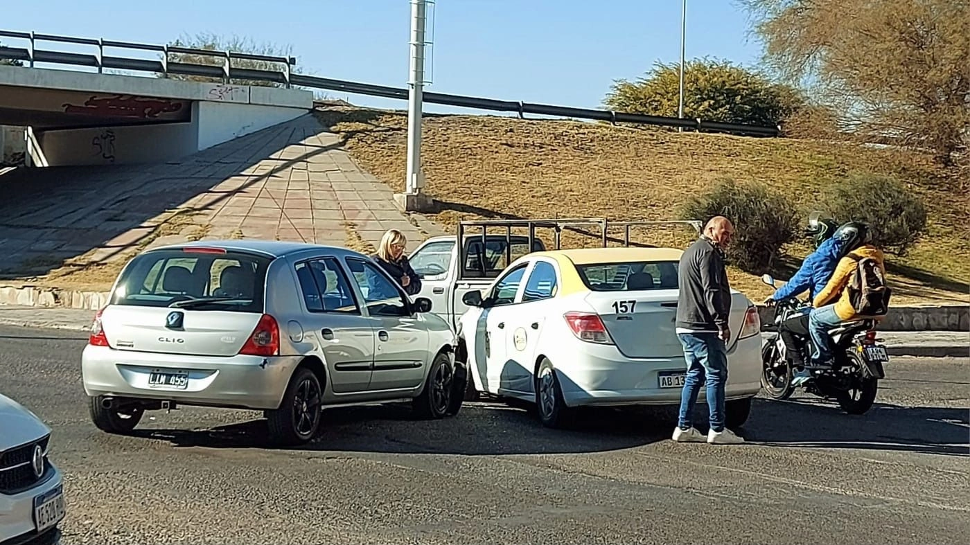 Choque entre auto y taxi en 9 de Julio y Circunvalación oeste