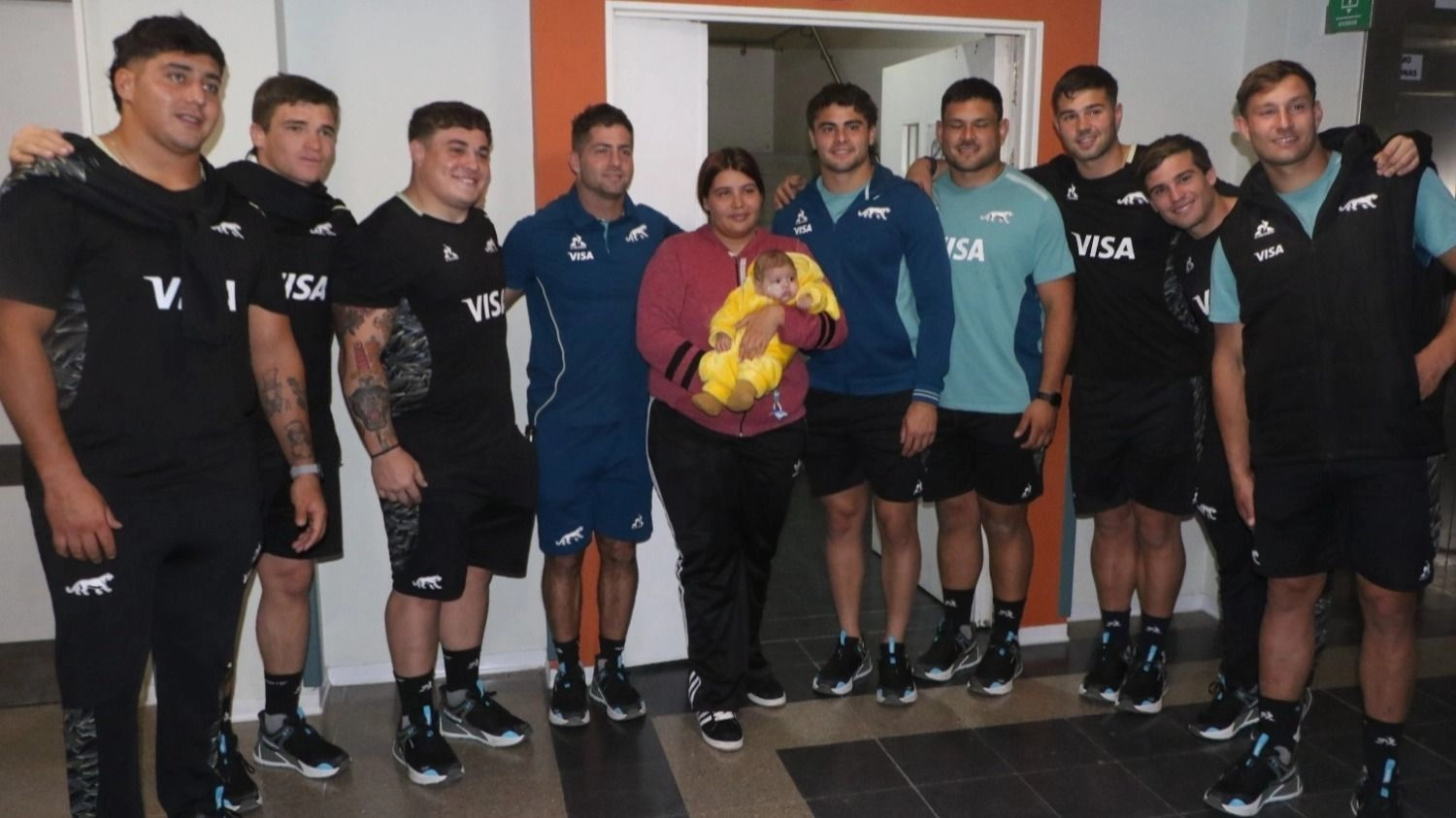 Los Pumas visitaron Pediatría del Hospital Rawson con donaciones