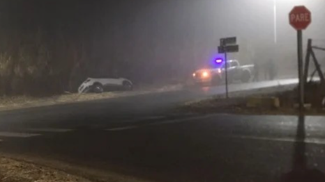 Con niebla densa, un conductor perdió el control y cayó a un canal