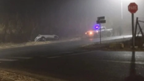 Con niebla densa, un conductor perdió el control y cayó a un canal