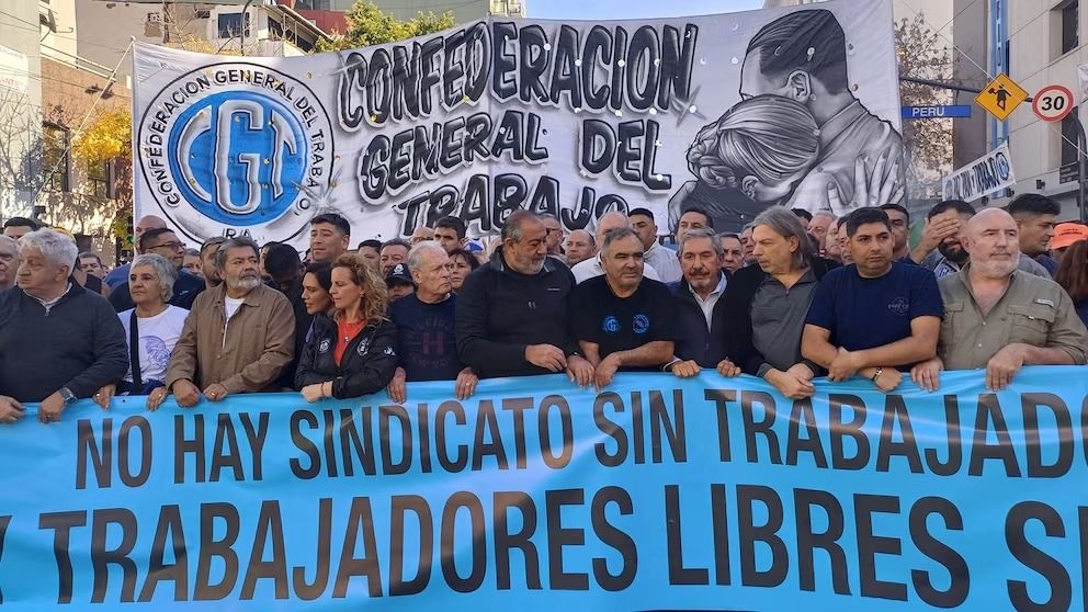 La CGT protesta contra Milei y se queja de Kicillof por menos lugares