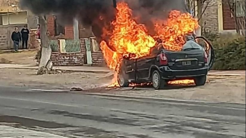 Albardón: un auto se incendió y fue consumido por completo