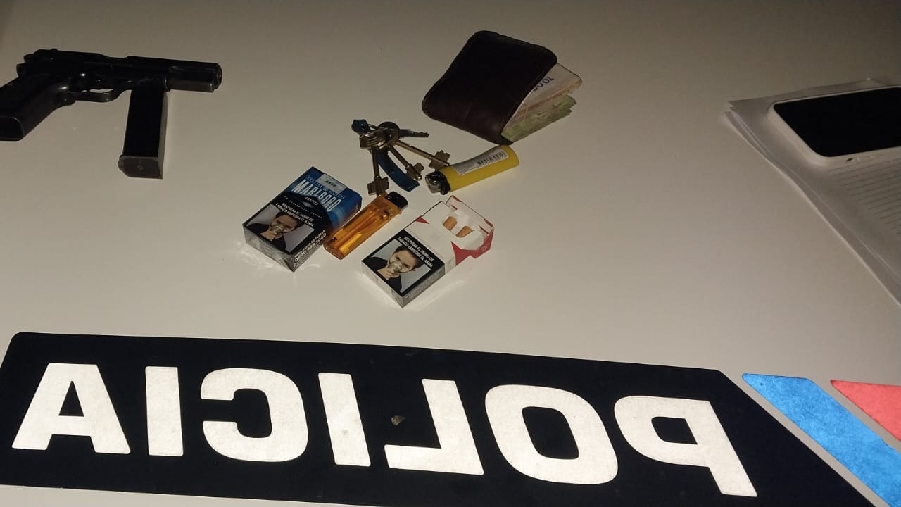 Amenazó a una familia con un arma de fuego que fue robada a una policía 