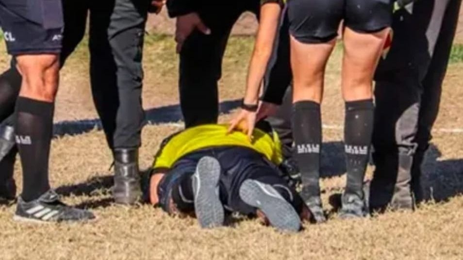 Un árbitro denunció que fue agredido brutalmente por el DT y jugadores de Villa Obrera