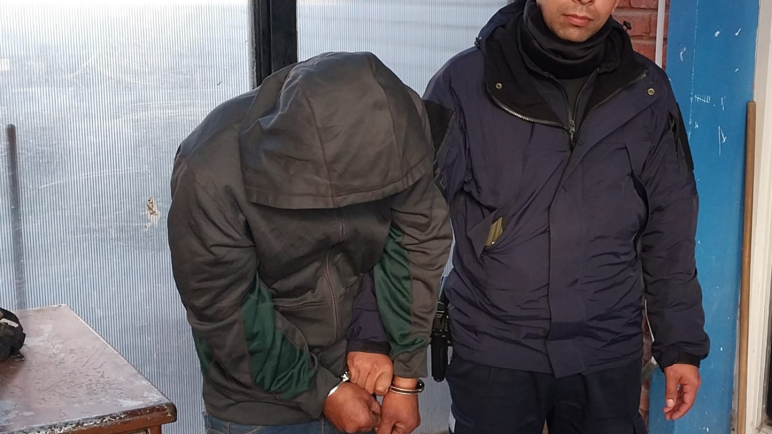 Cayó “El Negro Carrizo” mientras huía con un sillón robado sobre la cabeza