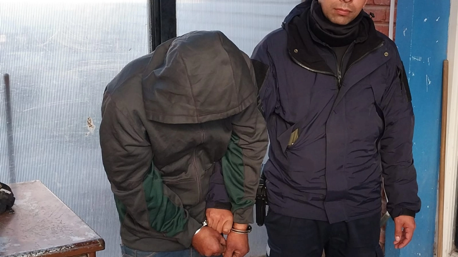 Cayó “El Negro Carrizo” mientras huía con un sillón robado sobre la cabeza