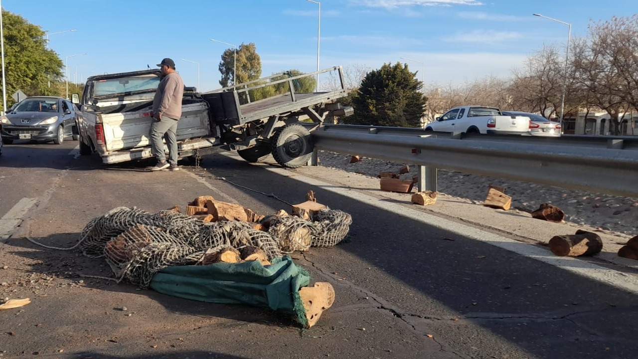 Desperfecto mecánico volcó leña y provocó choques en la Circunvalación