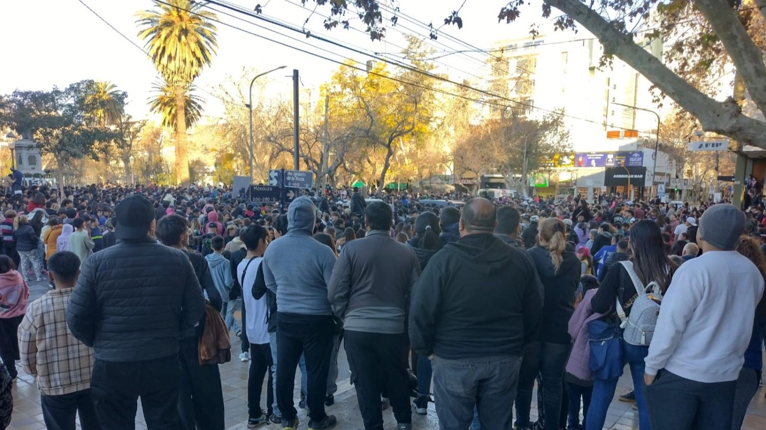 Polémica por influencer: Capital aclaró que la Plaza 25 no es para eventos masivos 