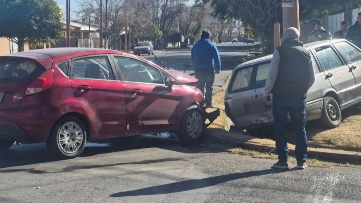 Capital: dos autos chocaron y uno terminó sobre la cuneta 