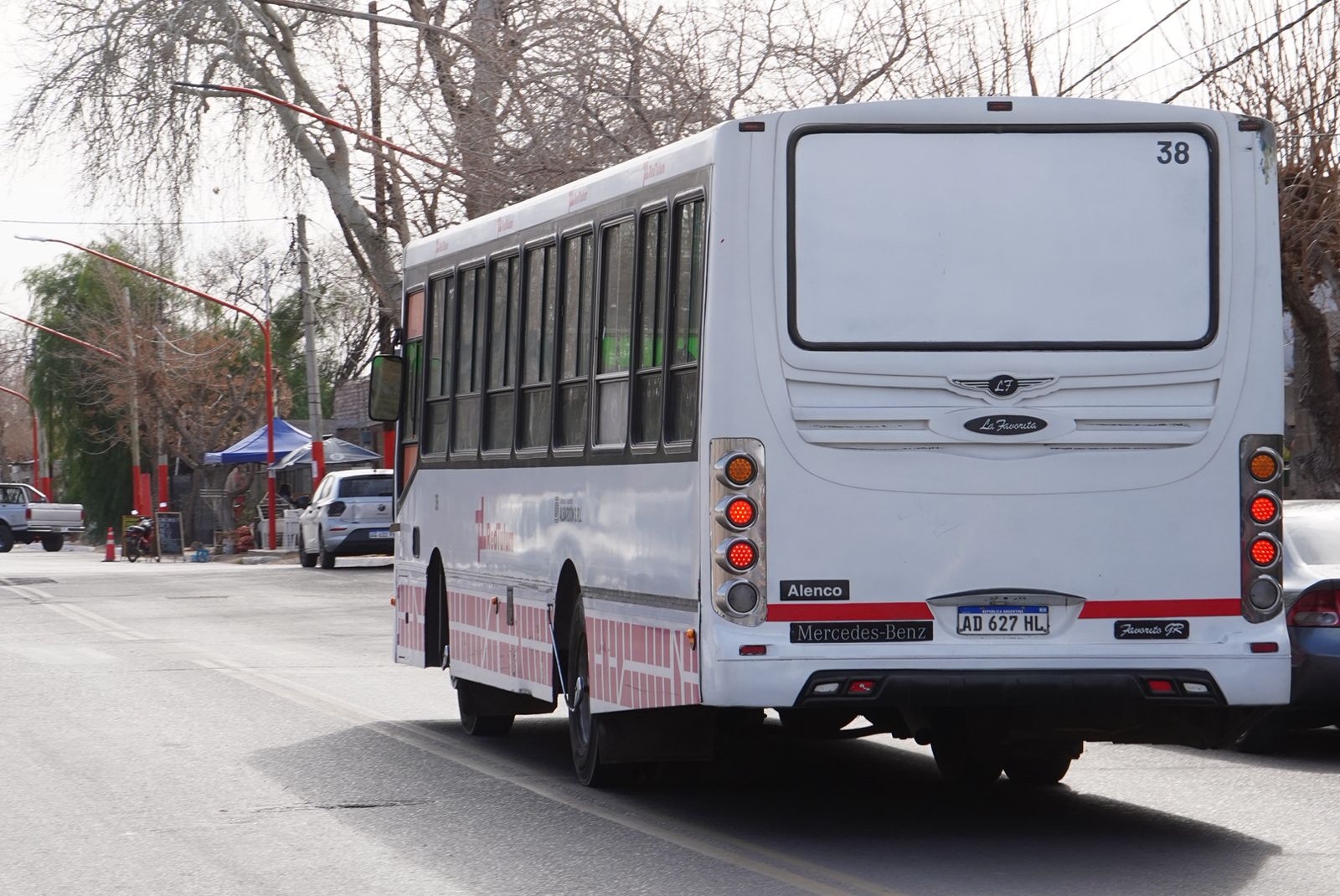 Un ladrón asaltó a dos estudiantes en una parada de colectivo y les robó los celulares