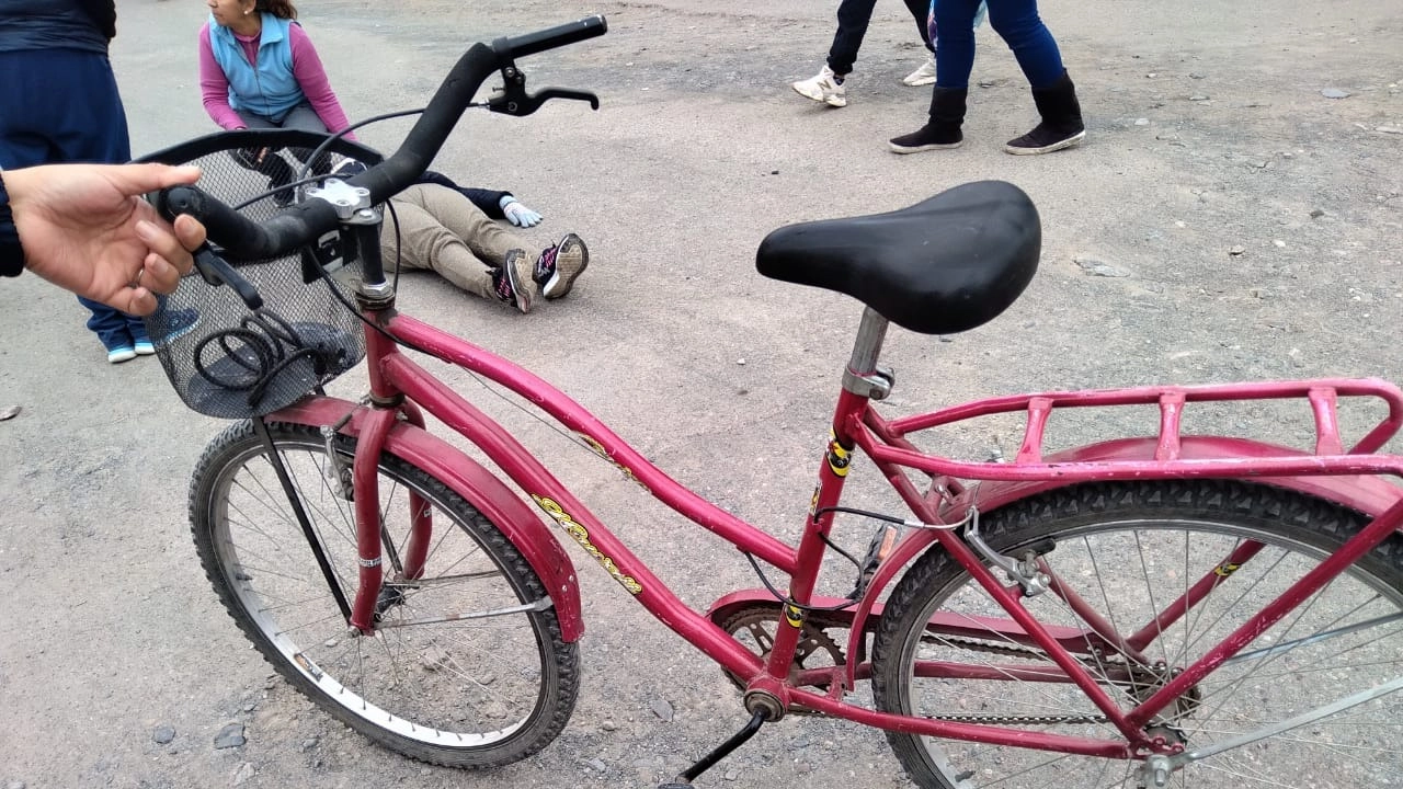 Ciclista sufrió una fractura de cráneo tras ser embestida por un auto