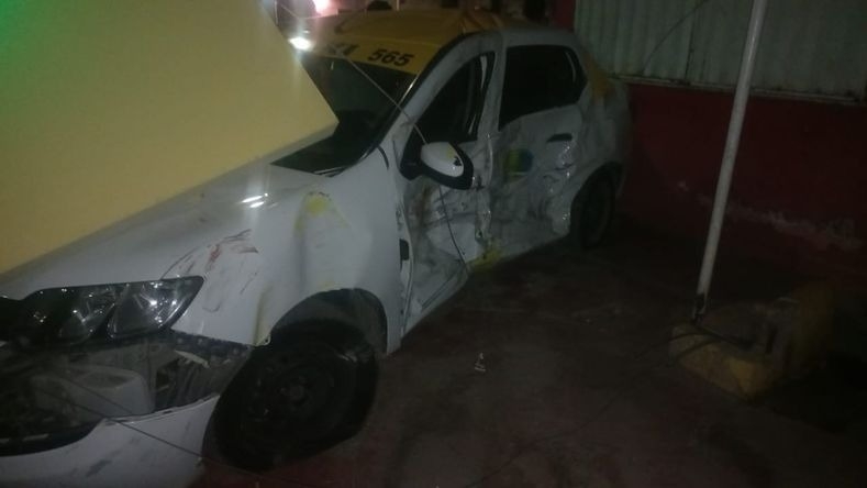 Un taxi chocó contra un negocio y dejó a dos personas heridas