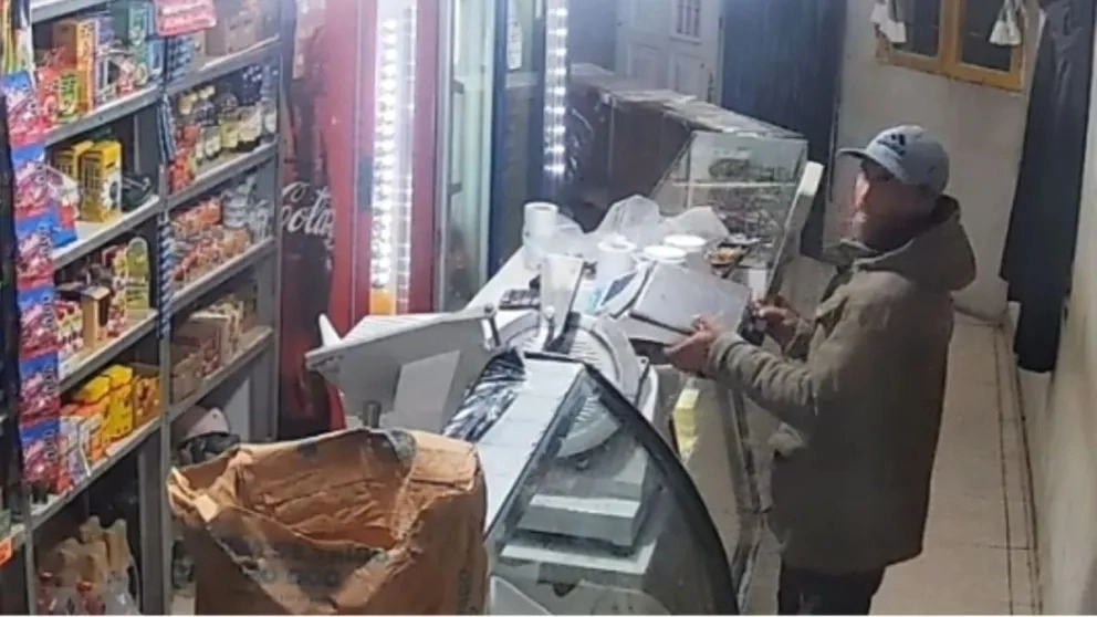 Detuvieron a un hombre por robar una balanza en un comercio de Rawson 