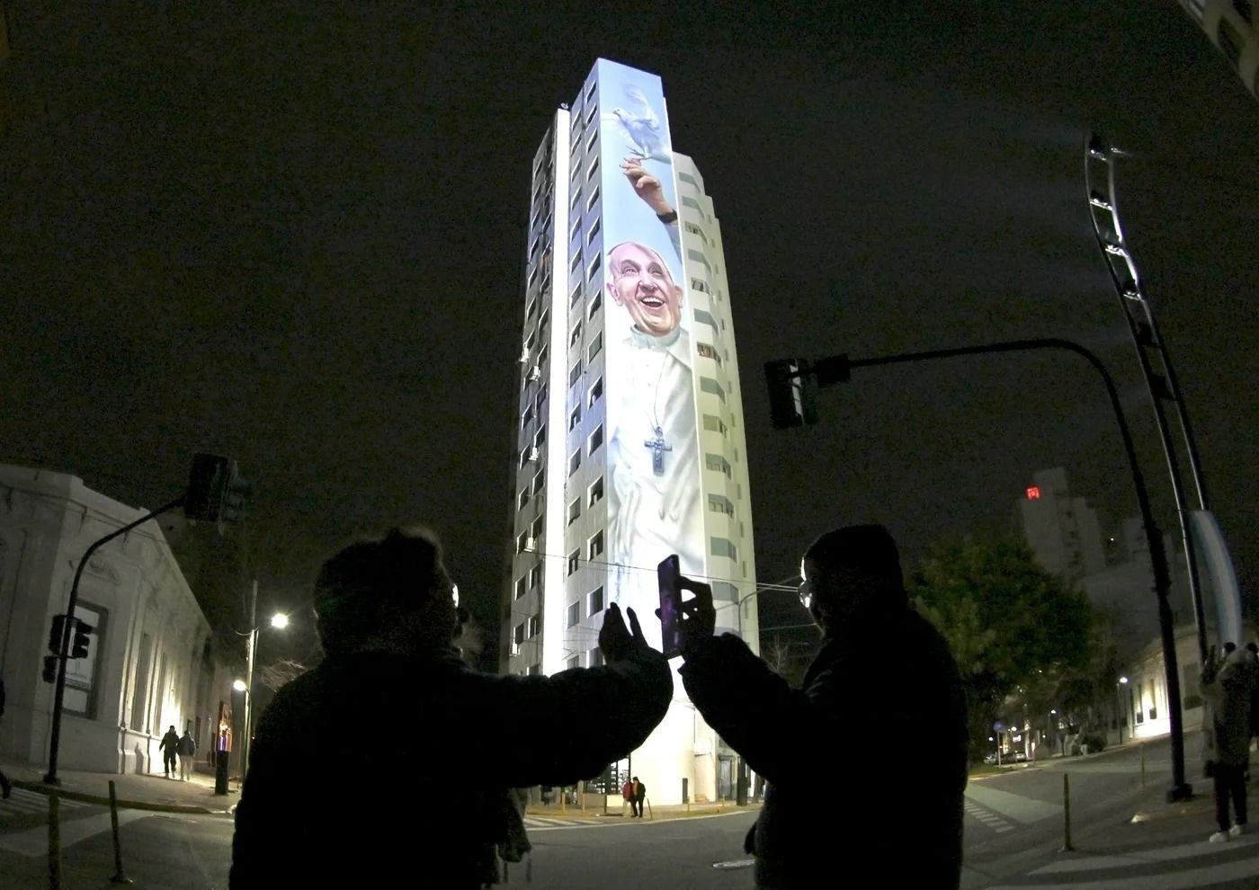 Inauguraron un mega mural del Papa Francisco en La Plata