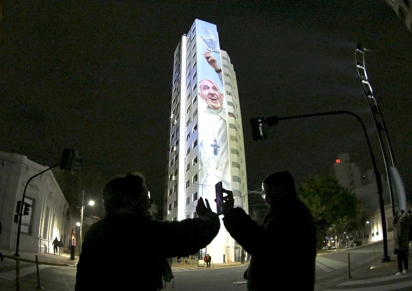 Inauguraron un mega mural del Papa Francisco en La Plata