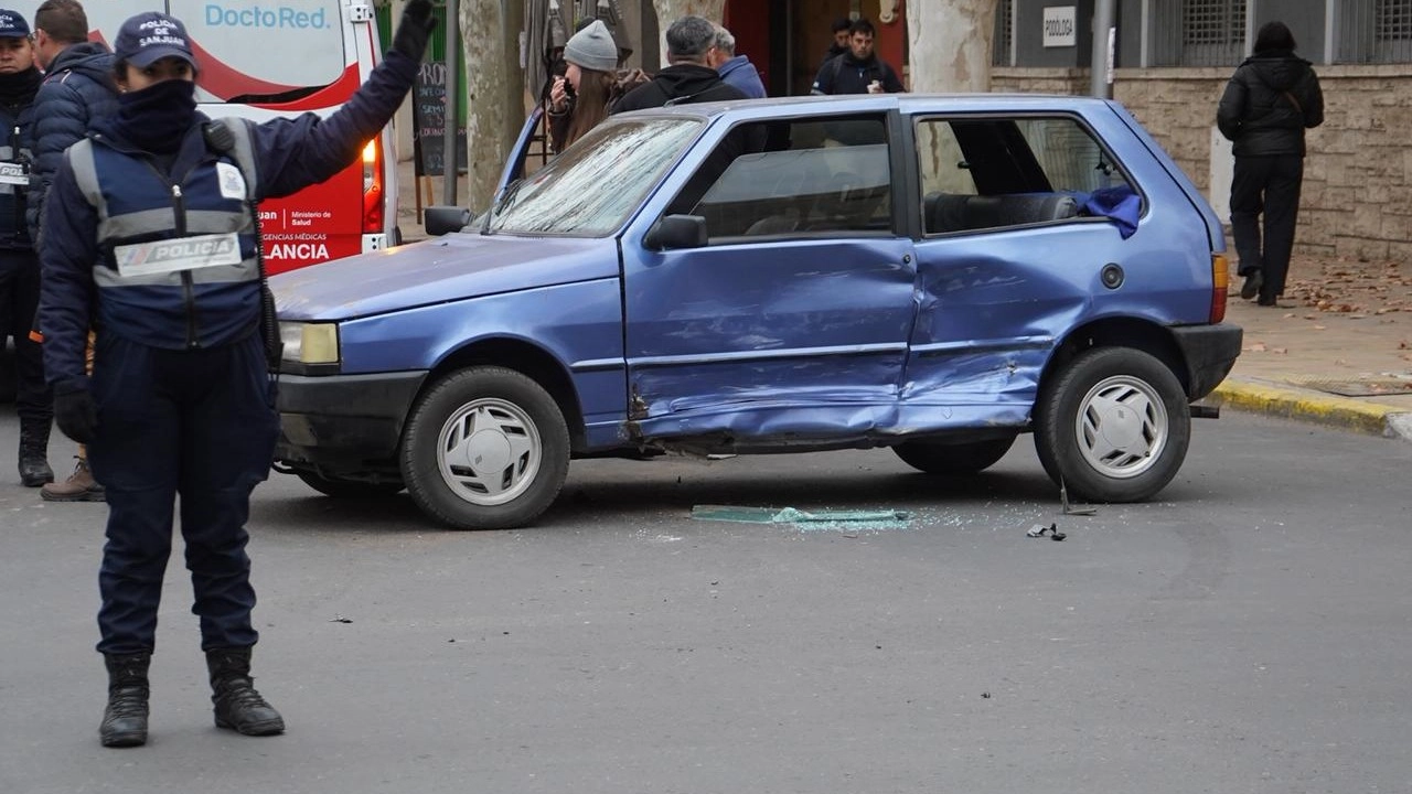 Dos autos chocaron en pleno centro y dos mujeres resultaron heridas