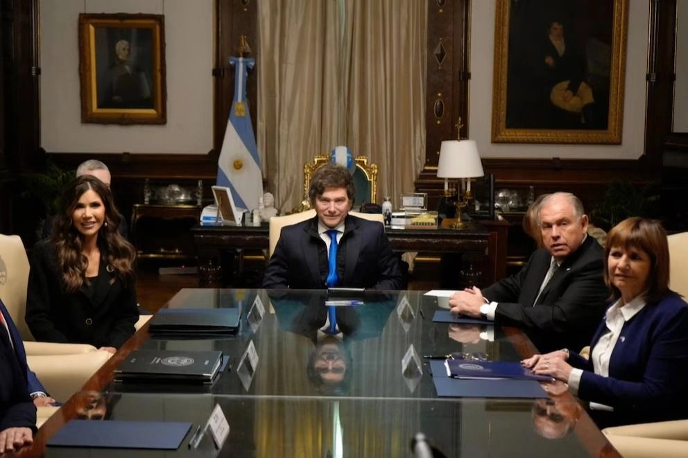 Argentina, cerca de la visa waiver tras una reunión de Milei con Noem
