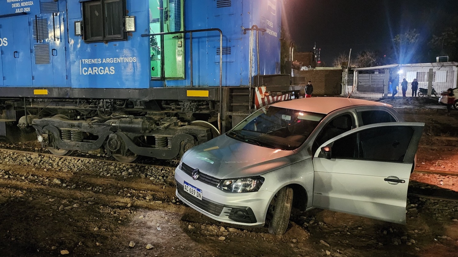 Una mujer salvó su vida tras chocar con un tren y ser arrastrada por 300 metros