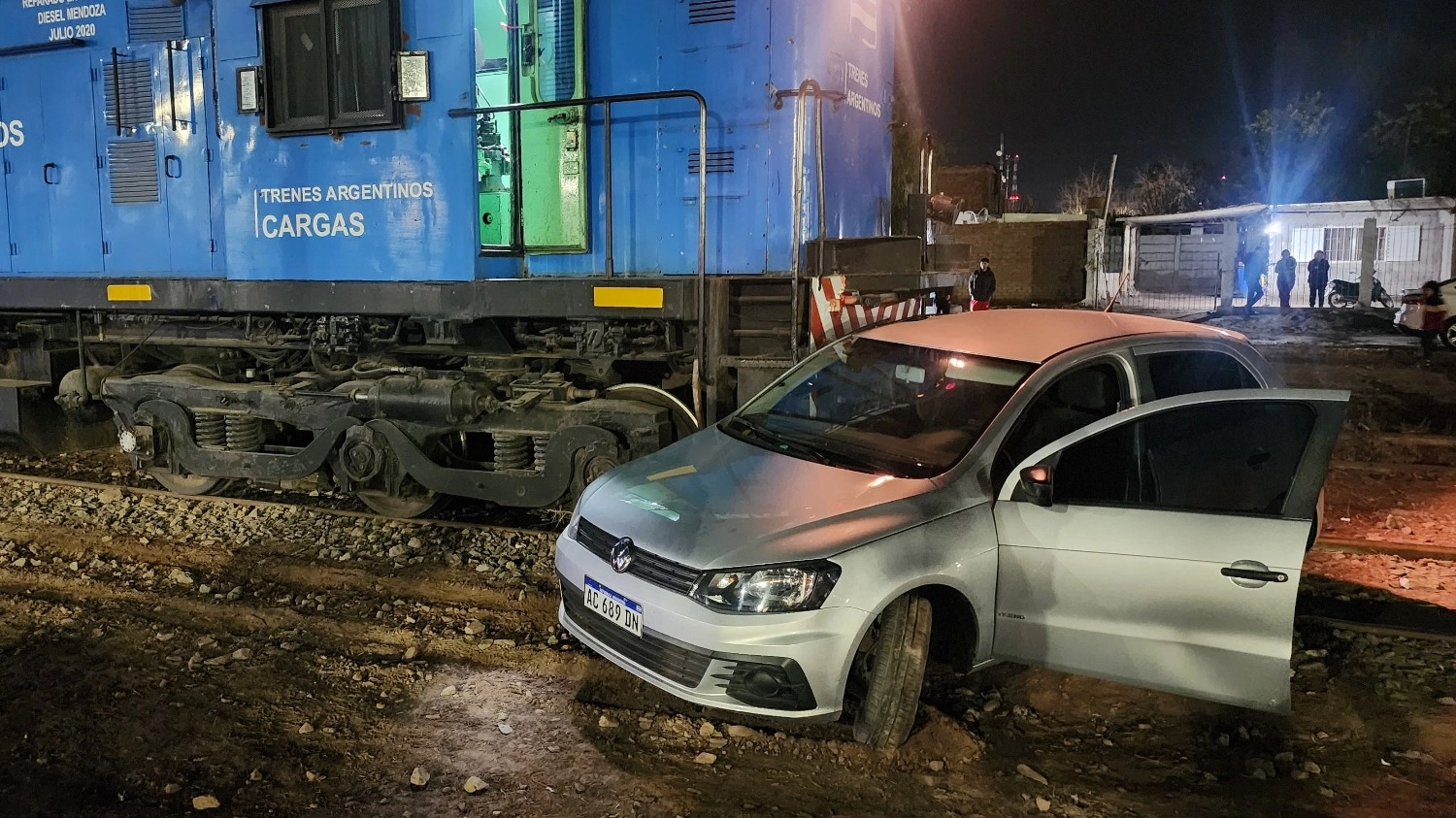 Una mujer salvó su vida tras chocar con un tren y ser arrastrada por 300 metros