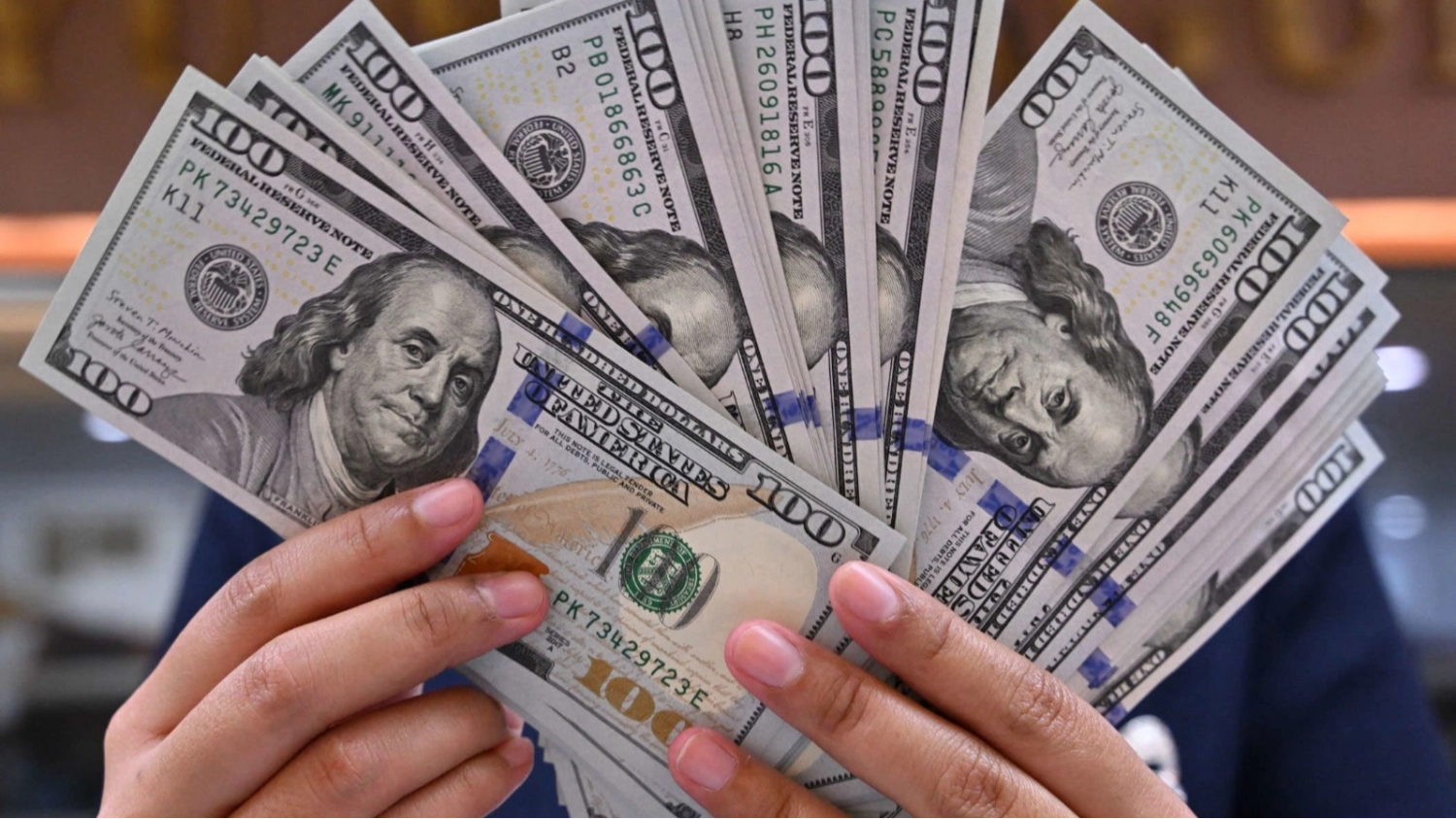 Este jueves el dólar oficial cerró a $ $1.380 y proyectan un $1.520