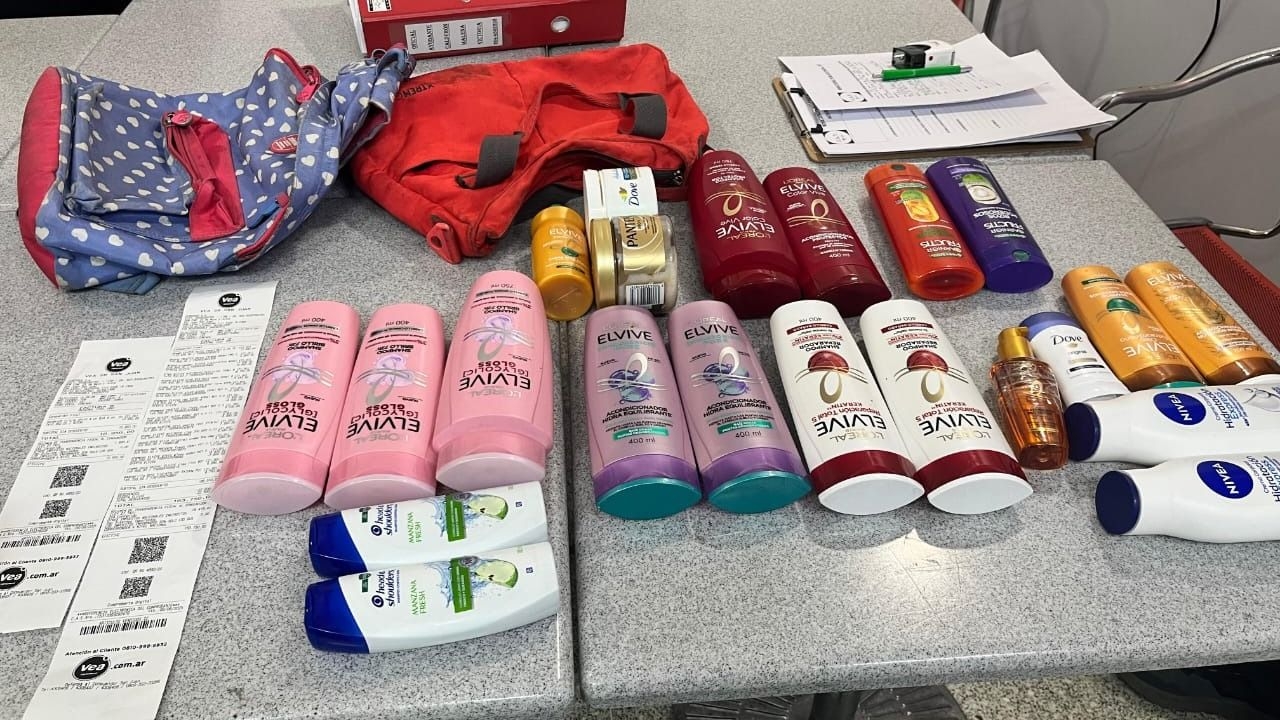 Detuvieron a dos mujeres por intentar robar shampoos en el supermercado Vea
