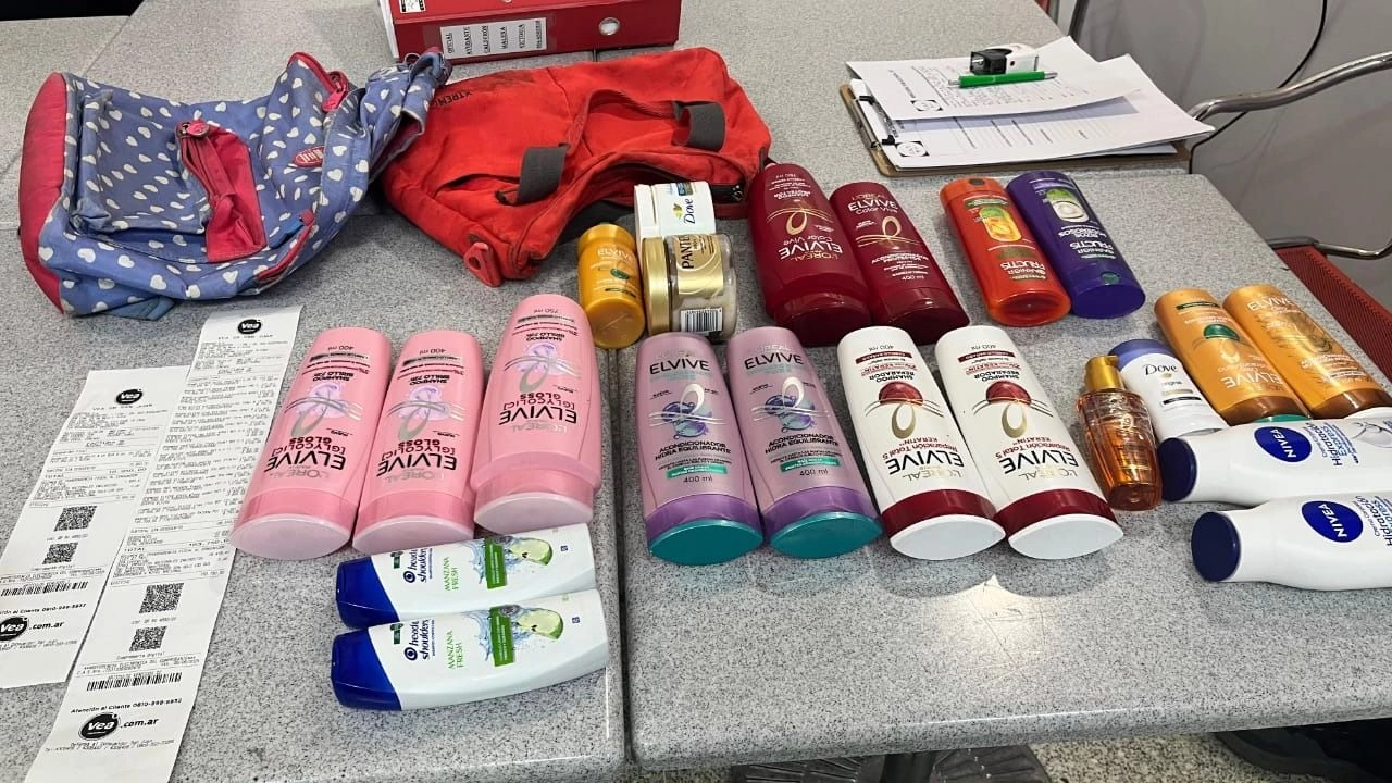 Detuvieron a dos mujeres por intentar robar shampoos en el supermercado Vea