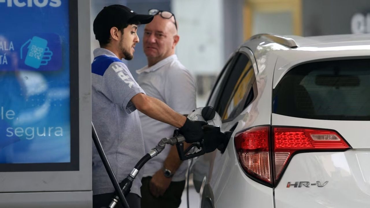 Suben los combustibles por un ajuste parcial de impuestos