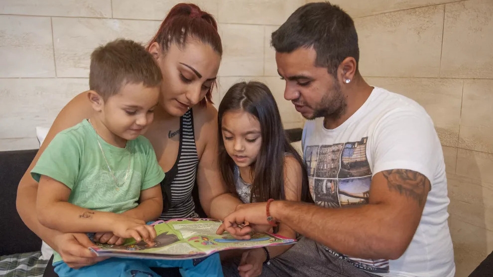 Enseñan a los padres cómo leer cuentos para mejorar la comprensión de textos de sus hijos