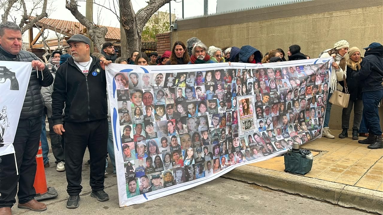 Con bombos y carteles, reclamaron justicia por Lucía Rubiño en Flagrancia