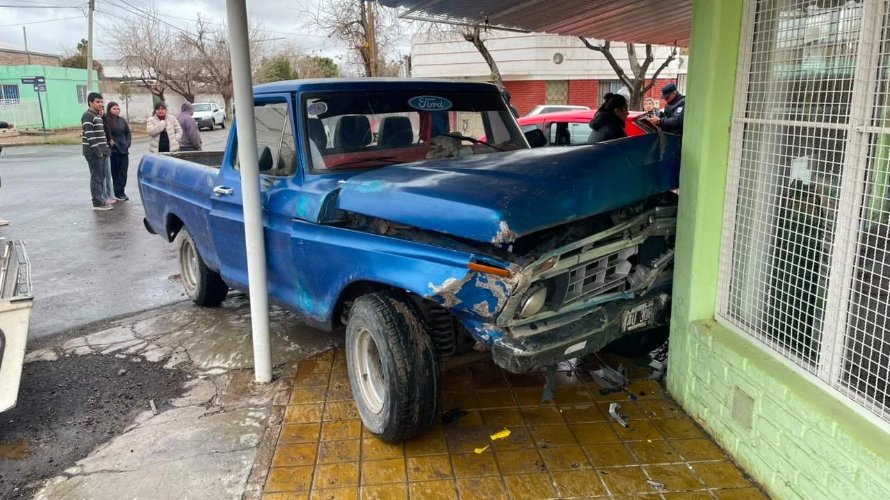 Una camioneta terminó incrustada contra una farmacia en Caucete