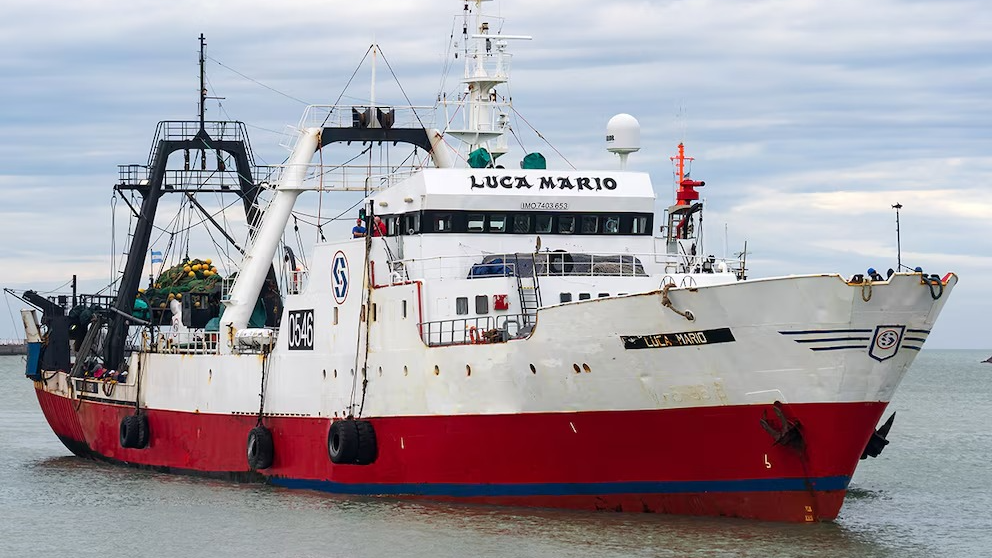 Buscan a un marinero que cayó al mar tras un temporal frente a Santa Cruz