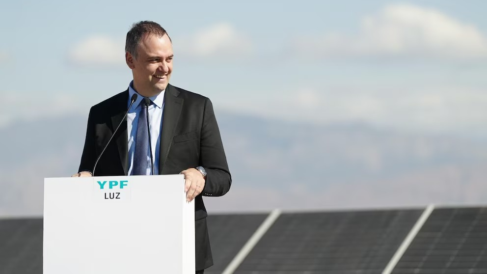 Adorni renunció al directorio de YPF y completa su salida del Gobierno