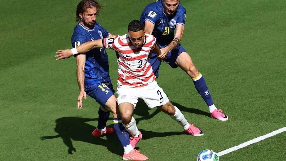 Estados Unidos venció por 2 a 0 a Bosnia y clasificó a octavos de final