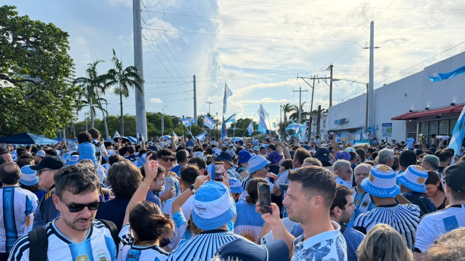 Hinchas argentinos coparon Miami con un multitudinario banderazo