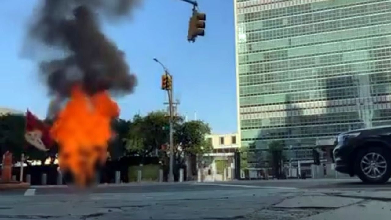 Murió un activista tras prenderse fuego frente a la sede de la ONU