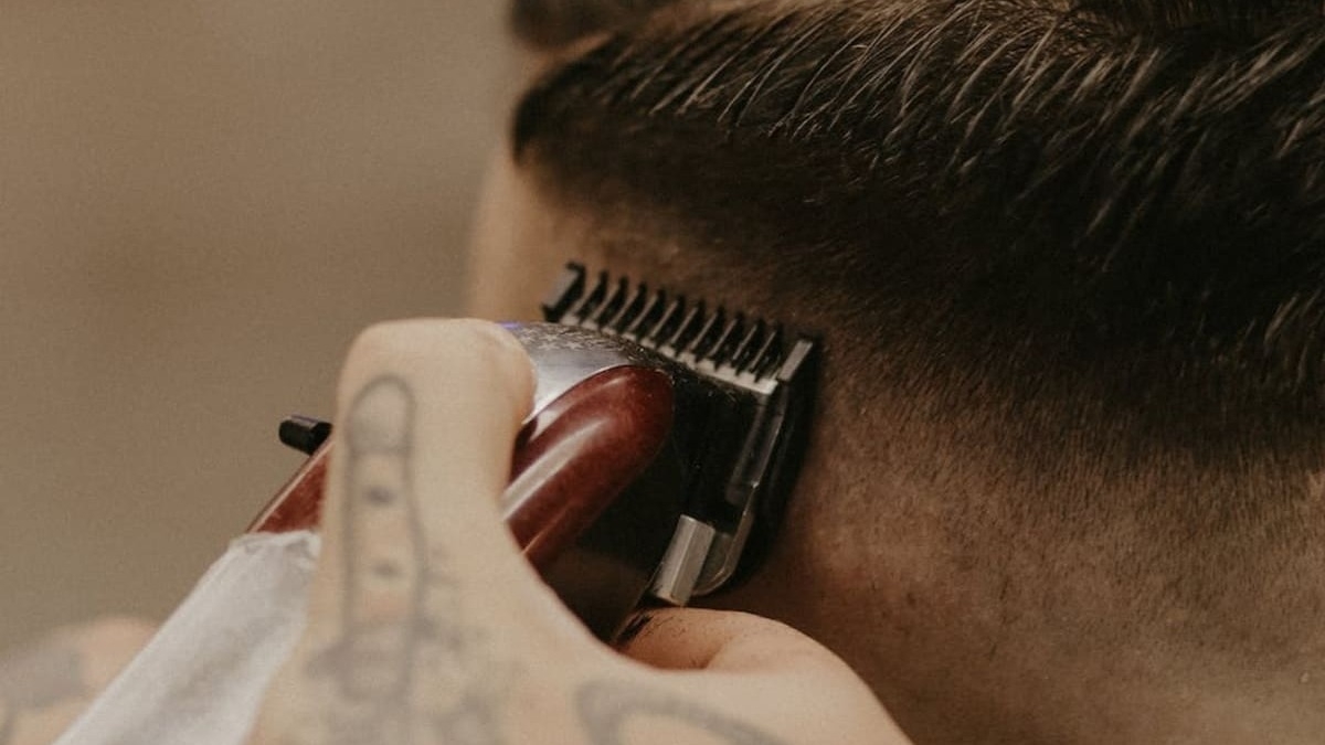 Faltó 50 veces a su trabajo y lo descubrieron que atendía en una peluquería