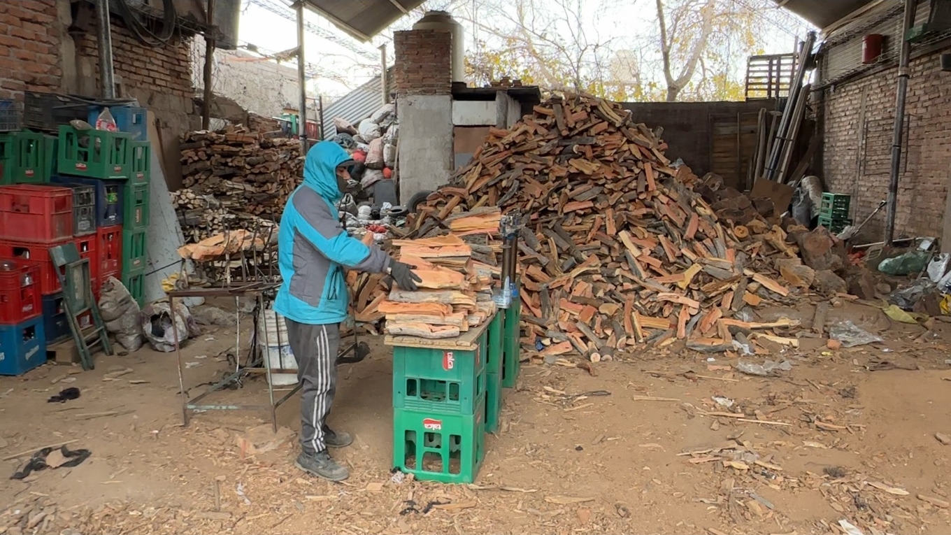 El frío reactivó la venta de leña, pero algunos comerciantes hablan de una caída del 60%