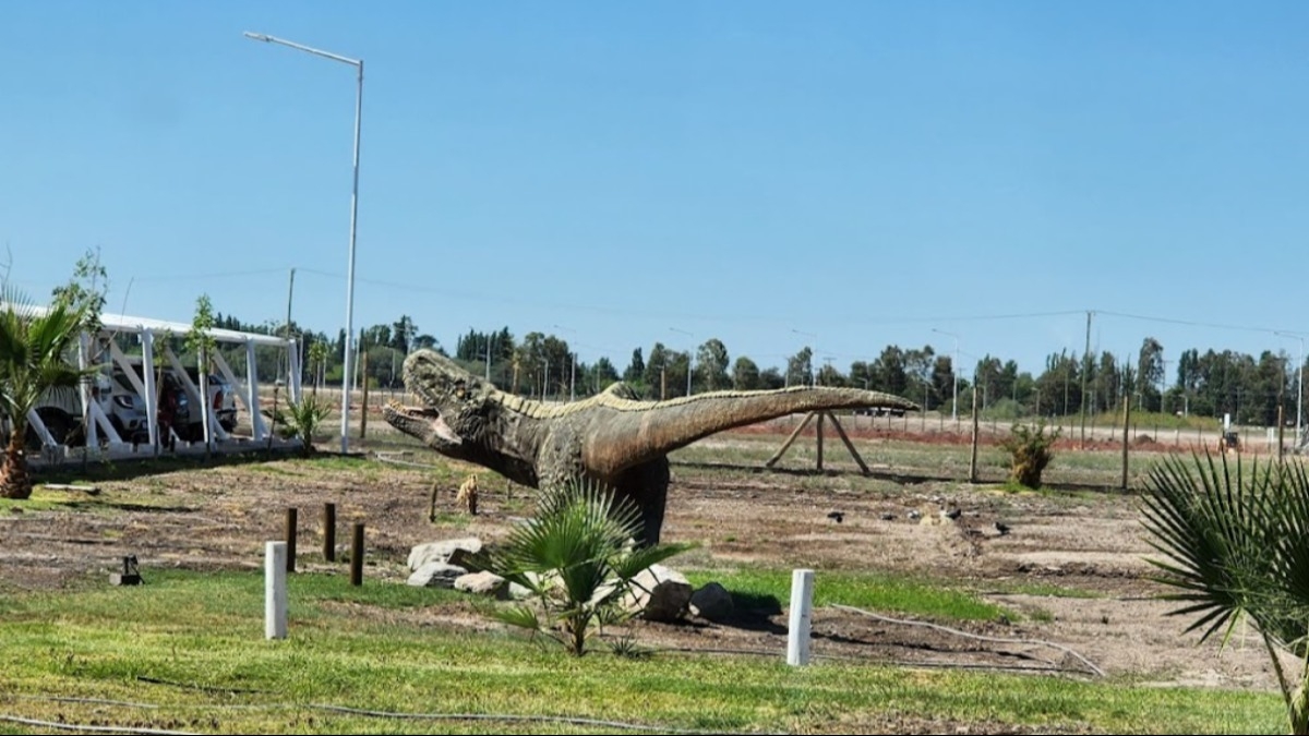 El aeropuerto cobra vida: restaurarán el dinosaurio de Las Chacritas