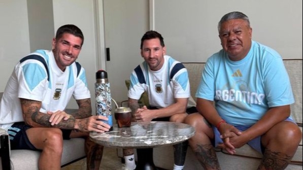 La foto cábala de Messi, De Paul y Tapia volvió antes de los 16avos