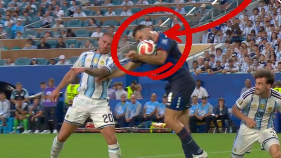 Por qué no fue penal para Argentina tras la mano de Lopes en el área