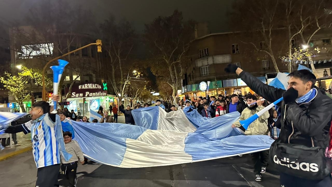 Con frío y todo, sanjuaninos celebraron el triunfo de la Selección en la Plaza 25 