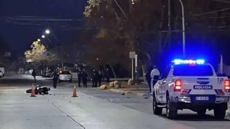 Un motociclista grave tras un fuerte choque con un auto en Capital