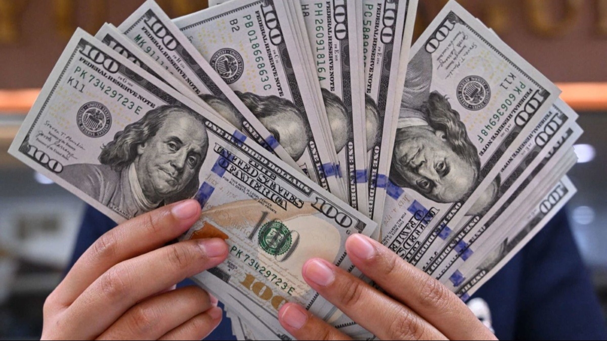 Le quiso comprar dólares a un "amigo" y lo estafaron por $18 millones