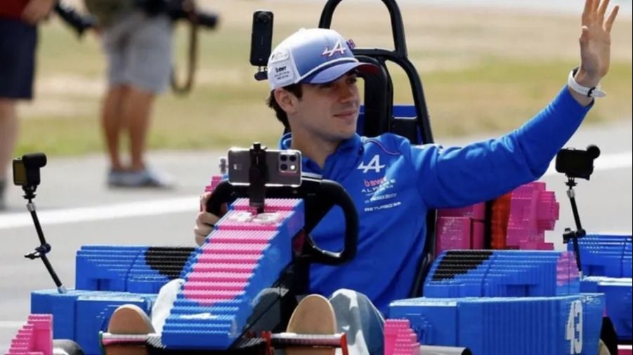 Franco Colapinto se divirtió en el desfile de karts Lego en Gran Bretaña