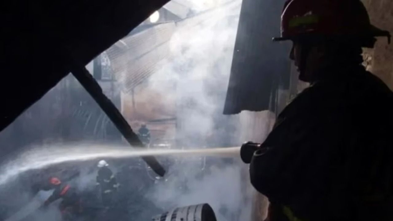 Un incendio destruyó un taller de carpintería en una unión vecinal de Rawson